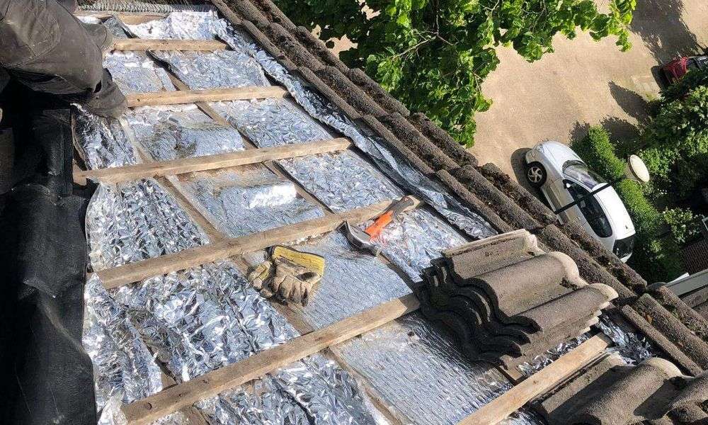 Nieuwe panlatten met dakpannen in Naaldwijk