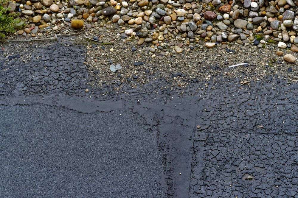 Scheur in het bitumen dak in s-Gravenzande