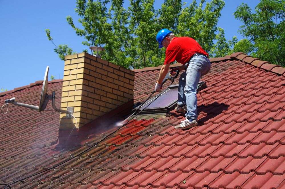 Schoonspuiten van de dakpannen in s-Gravenzande